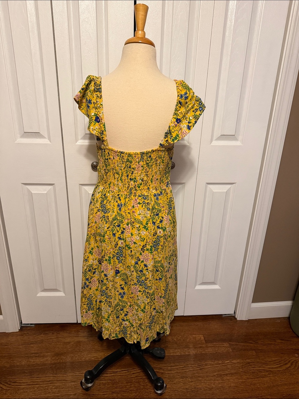 Yellow floral sundress size medium - Picture 4 of 7
